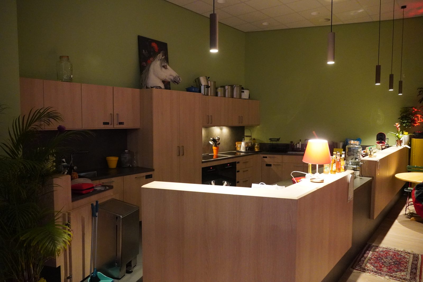 De open keuken van Lola Lijn met keukenbar
