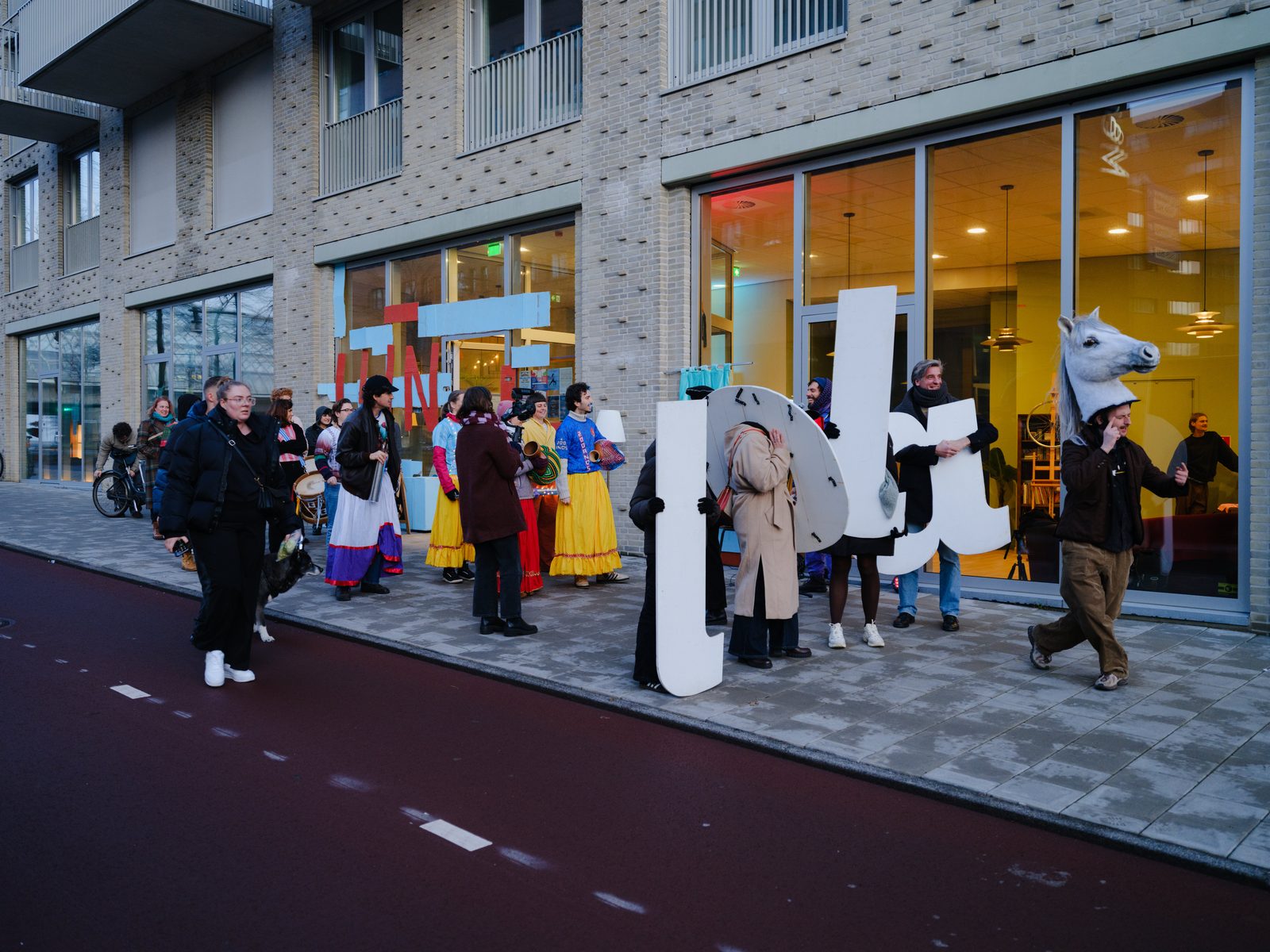 De Lola Lijn buurtkamer met buurtbewoners en de grote LOLA-letters