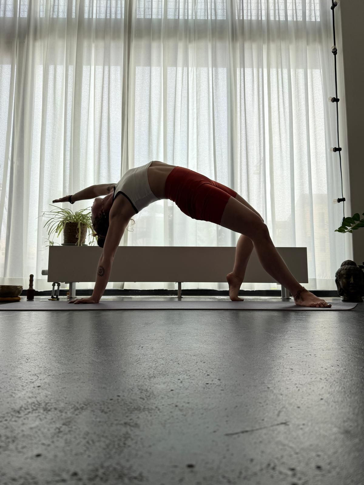 Poster Vinyasa Yoga op maandagavond met Lena